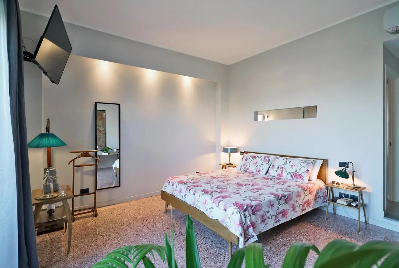 Treetop Rooms Rome 2*,